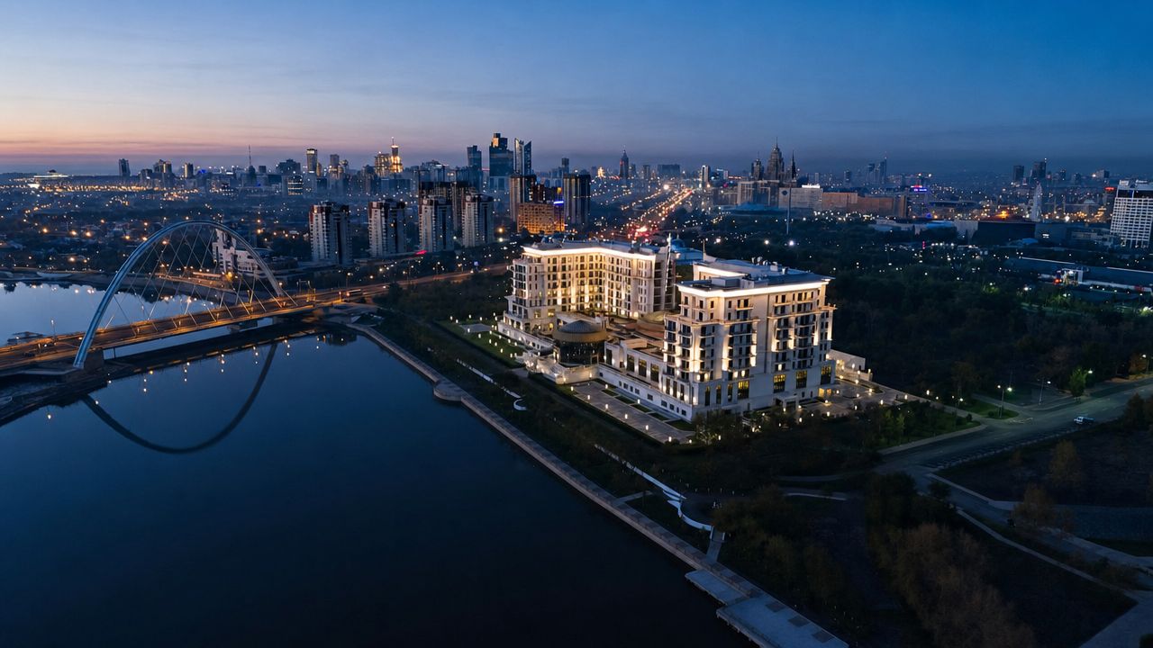 St. Regis Astana вечером на берегу Ишима, вид сверху