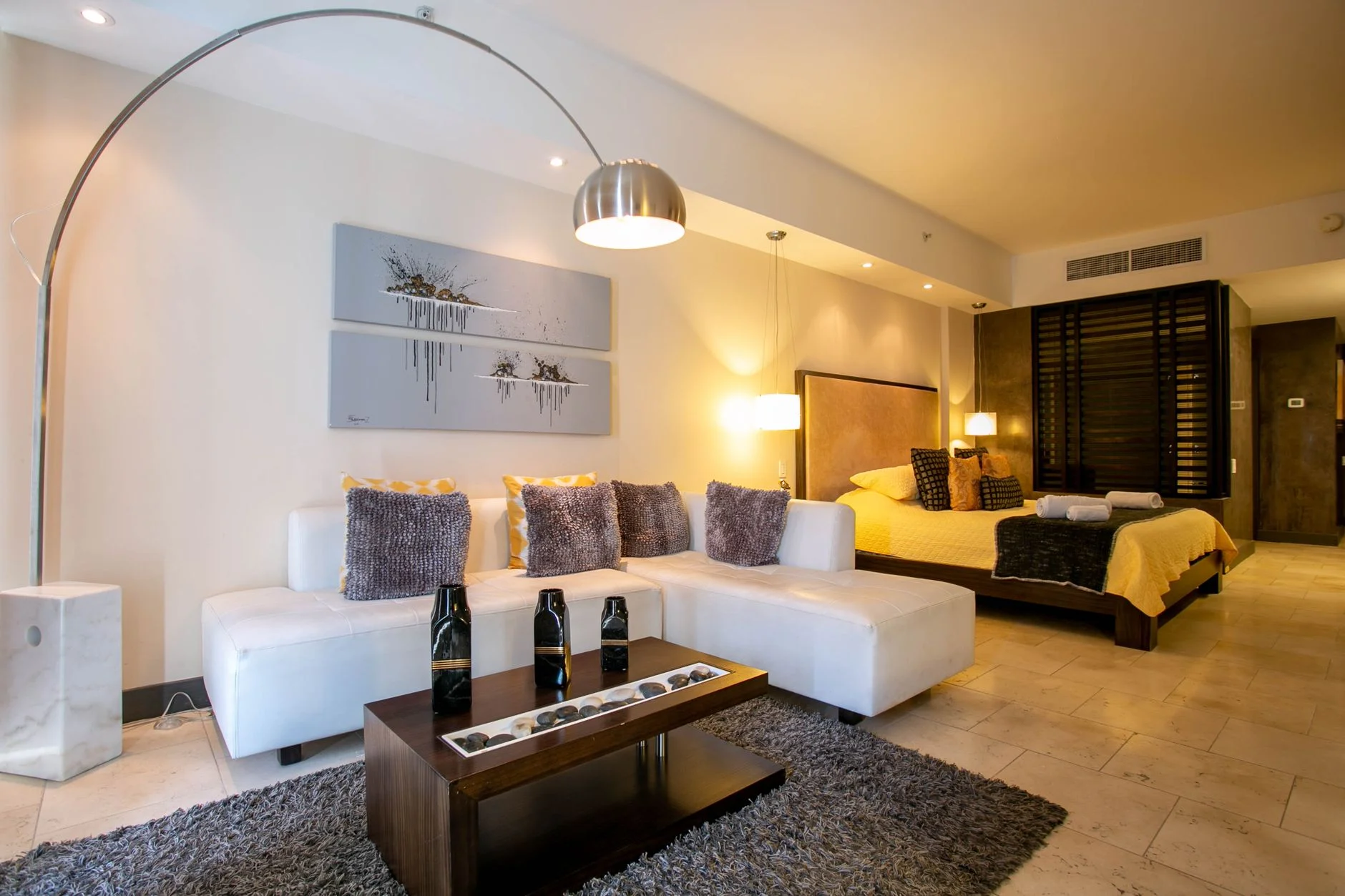 Junior suite с диваном и кроватью в одном пространстве