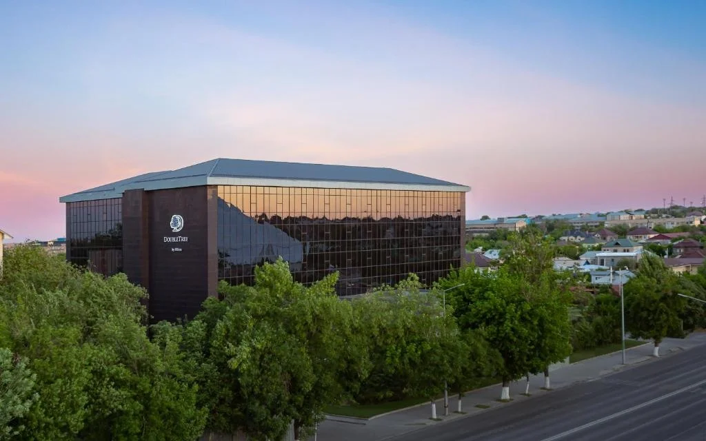 Здание DoubleTree by Hilton Shymkent на закате